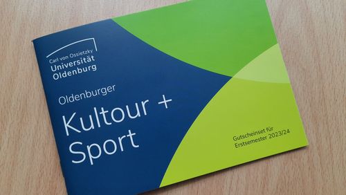 Das Bild zeigt das Gutscheinset "Kultour + Sport" der Uni Oldenburg.