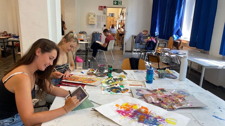 Studierende arbeiten an diversen Malereien. Foto: Universität Oldenburg / Katja Liebmann