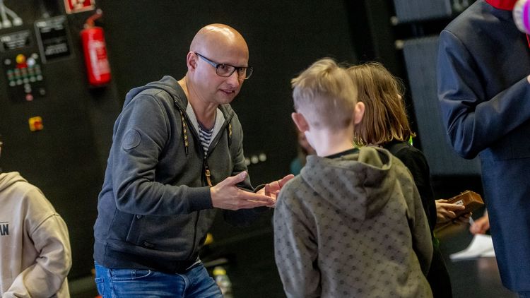 Volker Schindel im Gespräch mit Schüler*innen