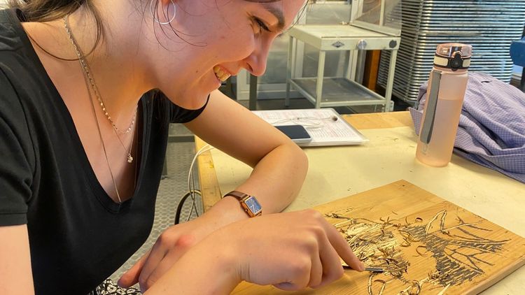 Eine Studentin arbeitet an einem Holzschnitt. Foto: Universität Oldenburg / Katja Liebmann