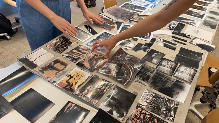 Studierende zeigen verschiedene fotografische Arbeiten. Foto: Universität Oldenburg / Katja Liebmann